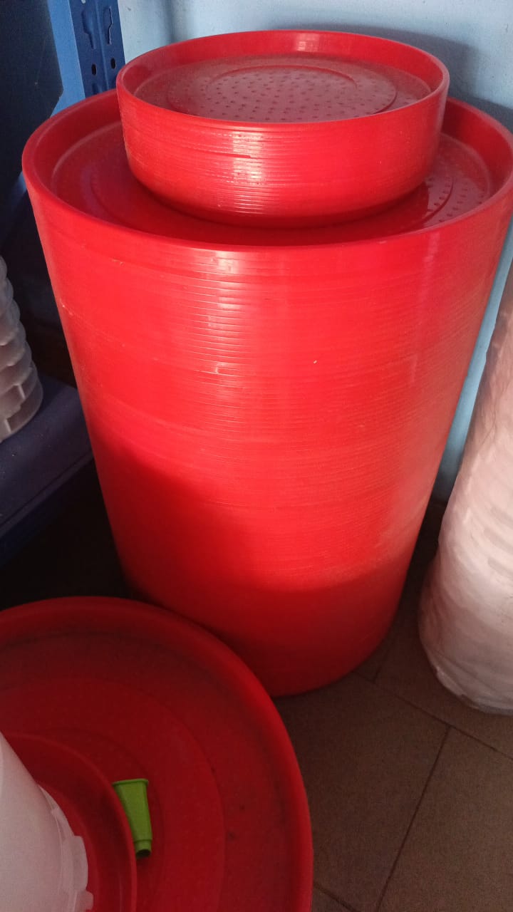 Plateaux rouges pour élevage disponibles chez EL MORIJAH